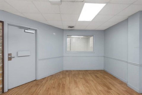 Propiedad comercial en alquiler en Temple Terrace, Florida, 1618.45 m2 № 1688362 - foto 11
