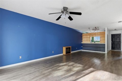 Condo in Zephyrhills, Florida, 2 bedrooms № 2117557 - photo 7