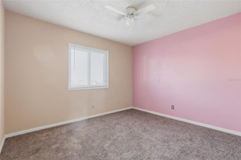 Condo in Zephyrhills, Florida, 2 bedrooms № 2117557 - photo 15