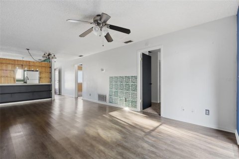 Condo in Zephyrhills, Florida, 2 bedrooms № 2117557 - photo 8