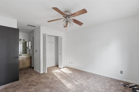 Condo in Zephyrhills, Florida, 2 bedrooms № 2117557 - photo 12