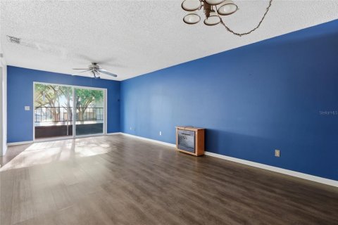 Condo in Zephyrhills, Florida, 2 bedrooms № 2117557 - photo 6