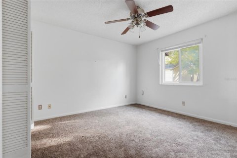Condo in Zephyrhills, Florida, 2 bedrooms № 2117557 - photo 17