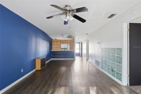Condo in Zephyrhills, Florida, 2 bedrooms № 2117557 - photo 5