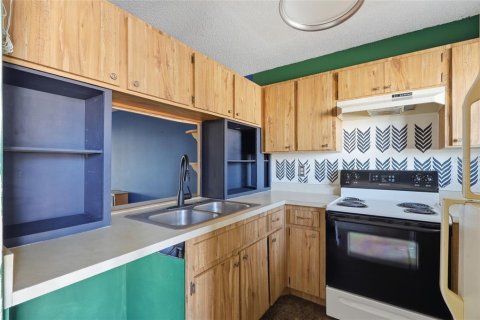Condo in Zephyrhills, Florida, 2 bedrooms № 2117557 - photo 9