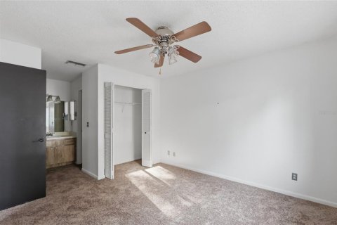 Condo in Zephyrhills, Florida, 2 bedrooms № 2117557 - photo 11