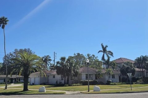 Land in Saint Petersburg, Florida № 1542324 - photo 1