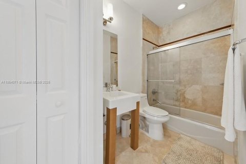 Снять в аренду виллу или дом в Уэстон, Флорида 5 спален, 388.89м2, № 1958720 - фото 18