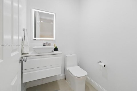 Снять в аренду виллу или дом в Уэстон, Флорида 5 спален, 388.89м2, № 1958720 - фото 23