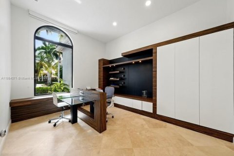 Снять в аренду виллу или дом в Уэстон, Флорида 5 спален, 388.89м2, № 1958720 - фото 12