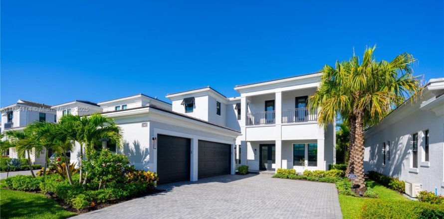 House in Palm Beach Gardens, Florida 4 bedrooms, 408.96 sq.m. № 1939316
