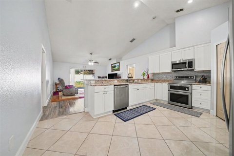 House in Leesburg, Florida 3 bedrooms, 167.69 sq.m. № 2408805 - photo 12