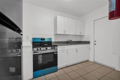 Villa ou maison à louer à El Portal, Floride: 1 chambre, 74.32 m2 № 2426272 - photo 11