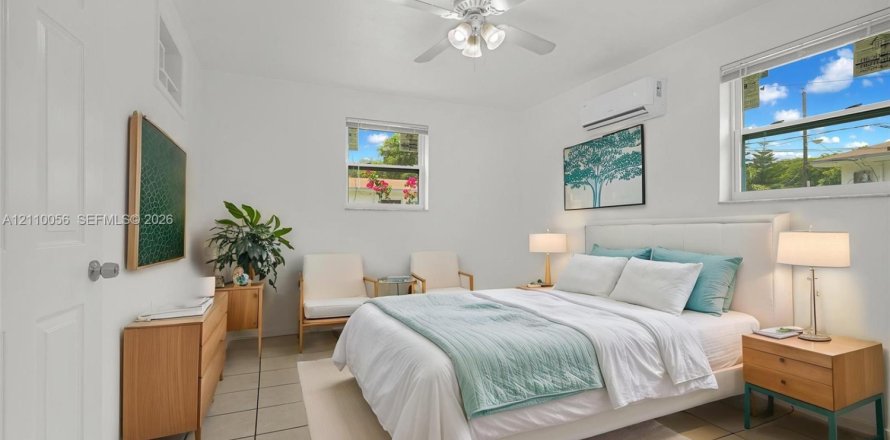 Villa ou maison à El Portal, Floride 1 chambre, 74.32 m2 № 2426272