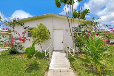 Villa ou maison à louer à El Portal, Floride: 1 chambre, 74.32 m2 № 2426272 - photo 22