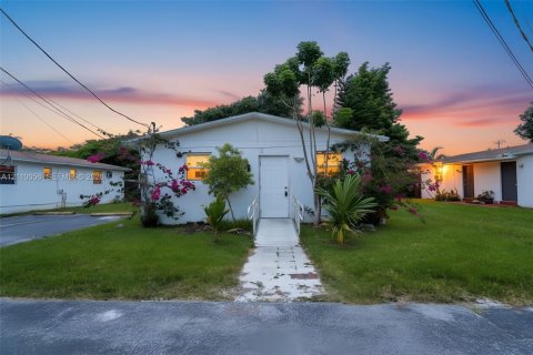 Villa ou maison à louer à El Portal, Floride: 1 chambre, 74.32 m2 № 2426272 - photo 2