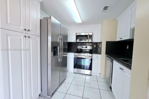 Снять в аренду кондоминиум в Майами, Флорида 2 спальни, 95.13м2, № 2048166 - фото 2