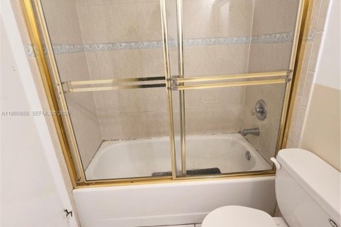 Снять в аренду кондоминиум в Майами, Флорида 2 спальни, 95.13м2, № 2048166 - фото 18