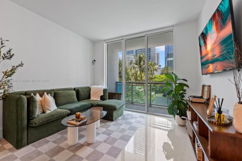 Condo in Miami, Florida, 1 bedroom  № 1816438 - photo 1