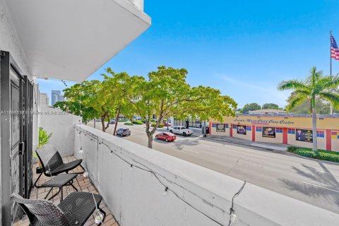 Condominio en alquiler en Miami, Florida, 3 dormitorios, 96.25 m2 № 1931329 - foto 20