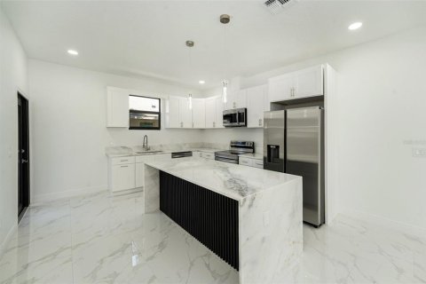 House in Saint Petersburg, Florida 3 bedrooms, 125.51 sq.m. № 1829388 - photo 9