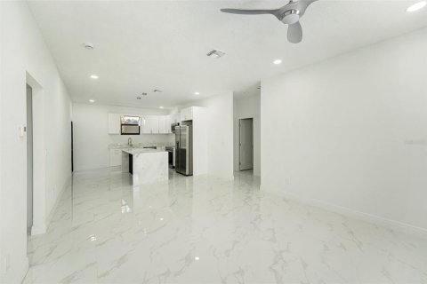 House in Saint Petersburg, Florida 3 bedrooms, 125.51 sq.m. № 1829388 - photo 6