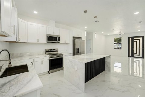 House in Saint Petersburg, Florida 3 bedrooms, 125.51 sq.m. № 1829388 - photo 8