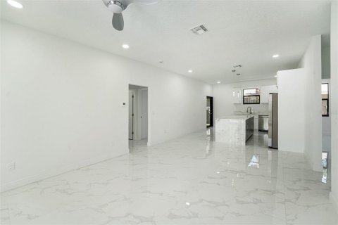 House in Saint Petersburg, Florida 3 bedrooms, 125.51 sq.m. № 1829388 - photo 5