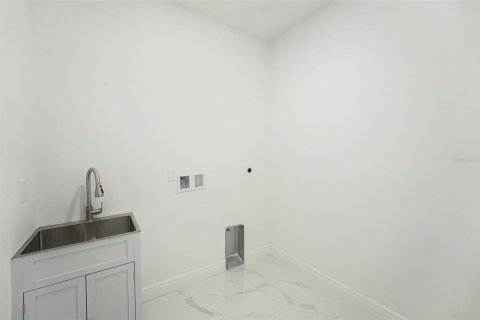 House in Saint Petersburg, Florida 3 bedrooms, 125.51 sq.m. № 1829388 - photo 12