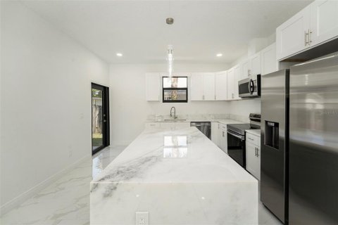 House in Saint Petersburg, Florida 3 bedrooms, 125.51 sq.m. № 1829388 - photo 11