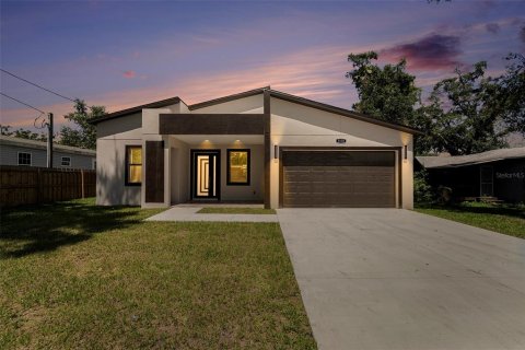 House in Saint Petersburg, Florida 3 bedrooms, 125.51 sq.m. № 1829388 - photo 1