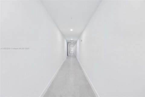 Propiedad comercial en venta en Hallandale Beach, Florida № 1788849 - foto 9