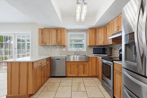 House in Sarasota, Florida 3 bedrooms, 132.01 sq.m. № 2234485 - photo 13