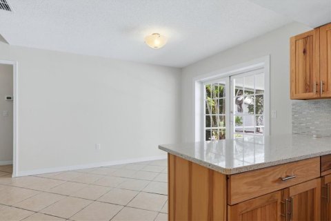 House in Sarasota, Florida 3 bedrooms, 132.01 sq.m. № 2234485 - photo 15