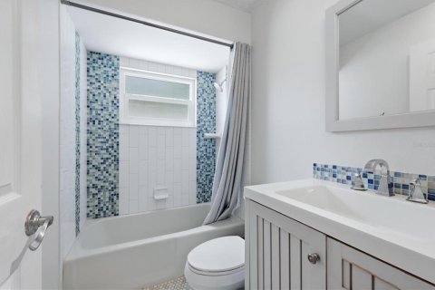House in Sarasota, Florida 3 bedrooms, 132.01 sq.m. № 2234485 - photo 22