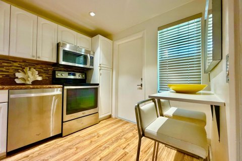 Condo in Pompano Beach, Florida, 1 bedroom  № 2190218 - photo 2