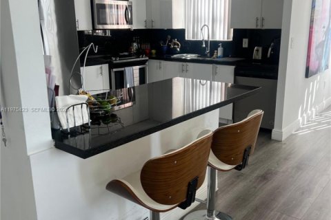 Снять в аренду кондоминиум в Майами, Флорида 2 спальни, 105.91м2, № 2038446 - фото 12