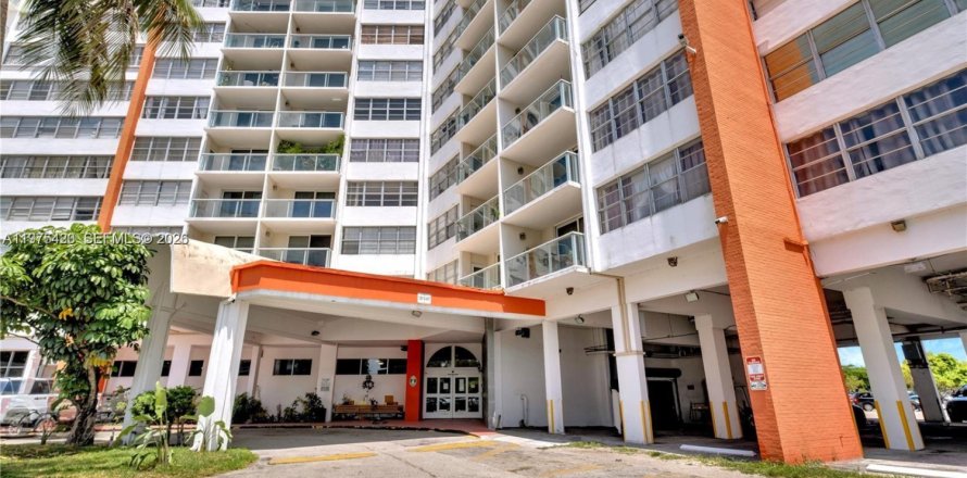 Кондоминиум с 2 спальнями в Майами, Флорида № 2038446