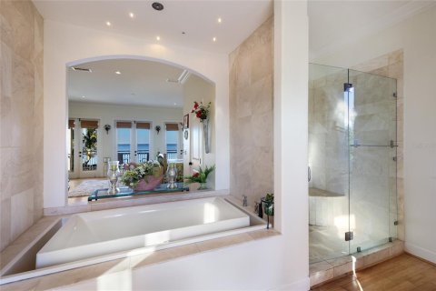 House in Holmes Beach, Florida 4 bedrooms, 304.53 sq.m. № 2229957 - photo 15