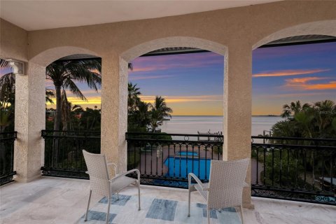 House in Holmes Beach, Florida 4 bedrooms, 304.53 sq.m. № 2229957 - photo 2