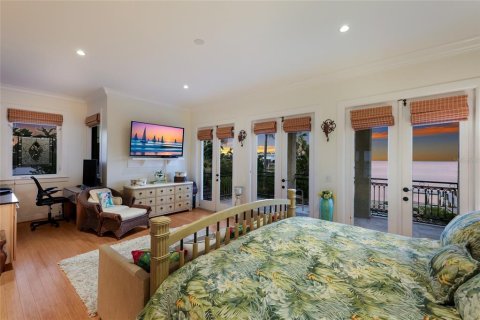 House in Holmes Beach, Florida 4 bedrooms, 304.53 sq.m. № 2229957 - photo 11