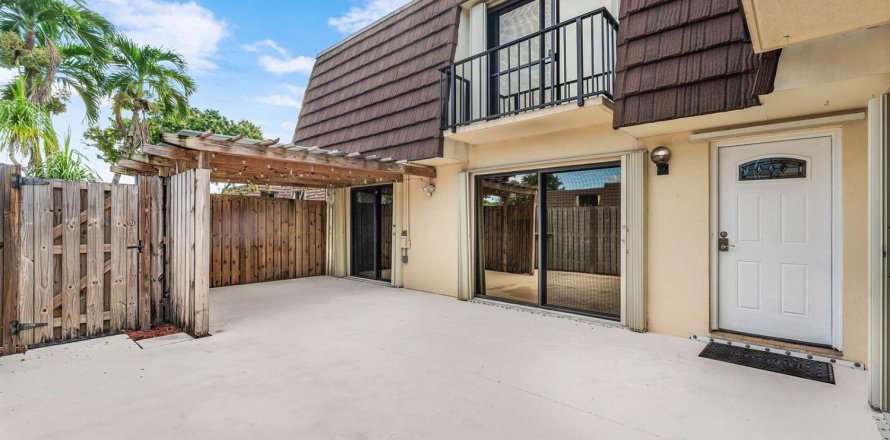Townhouse in Palm Beach Gardens, Florida 3 bedrooms, 148.27 sq.m. № 2434284