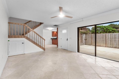 Townhouse in Palm Beach Gardens, Florida 3 bedrooms, 148.27 sq.m. № 2434284 - photo 5