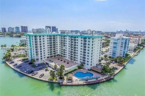 Condo à Bay Harbor Islands, Floride, 1 chambre  № 2080060
