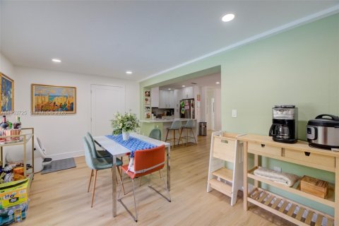 Casa en venta en Miami, Florida, 4 dormitorios, 191.94 m2 № 2008173 - foto 23