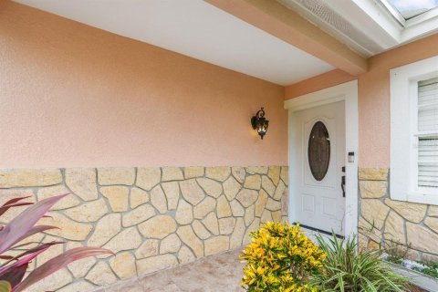 House in Brandon, Florida 4 bedrooms, 121.24 sq.m. № 1822637 - photo 4