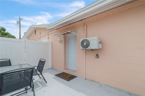 House in Brandon, Florida 4 bedrooms, 121.24 sq.m. № 1822637 - photo 28