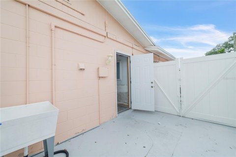 House in Brandon, Florida 4 bedrooms, 121.24 sq.m. № 1822637 - photo 30