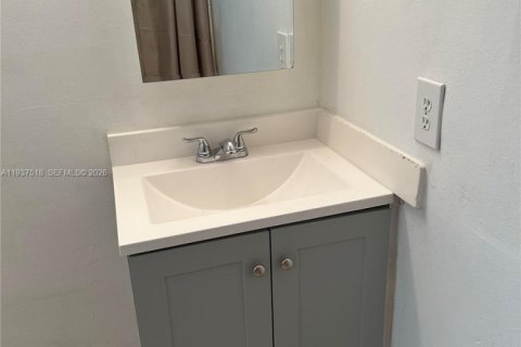 Снять в аренду кондоминиум в Норт-Бей-Виллидж, Флорида 1 спальня, 57.6м2, № 1995354 - фото 19