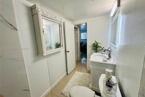 Condo in Hallandale Beach, Florida, 1 bedroom  № 2044414 - photo 12